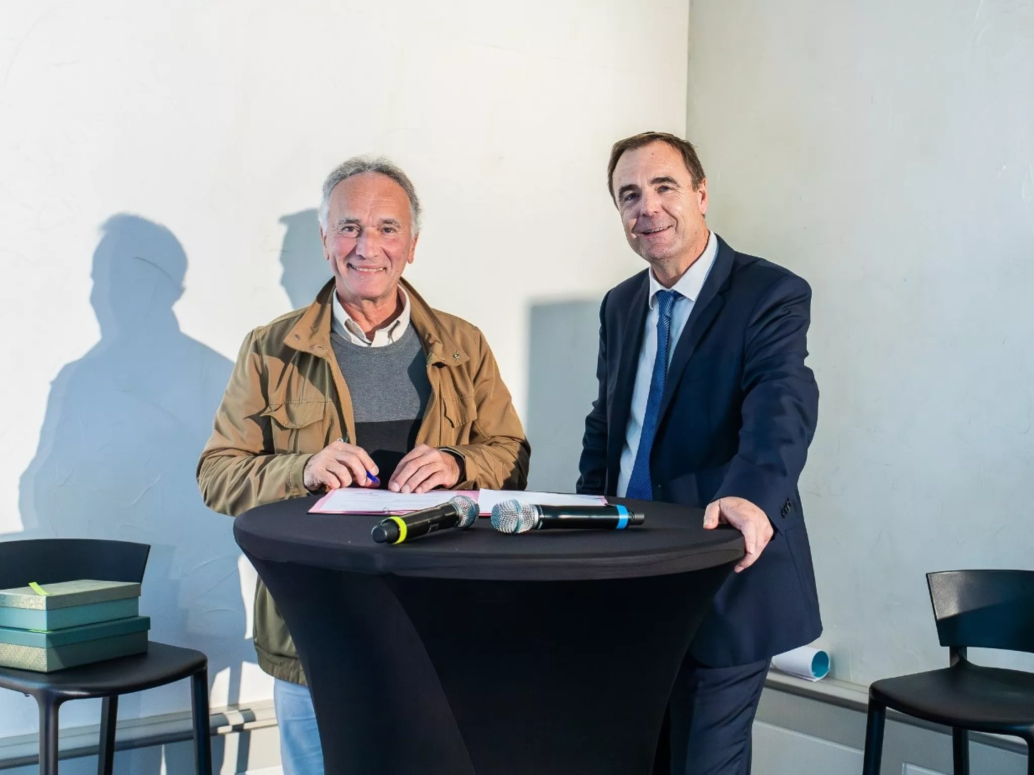 Guy Janvrot, Secrétaire de France Nature Environnement Centre-Val de Loire et Vincent Henneron, Président de l’Union Sociale pour l’Habitat Centre-Val de Loire Signature du partenariat