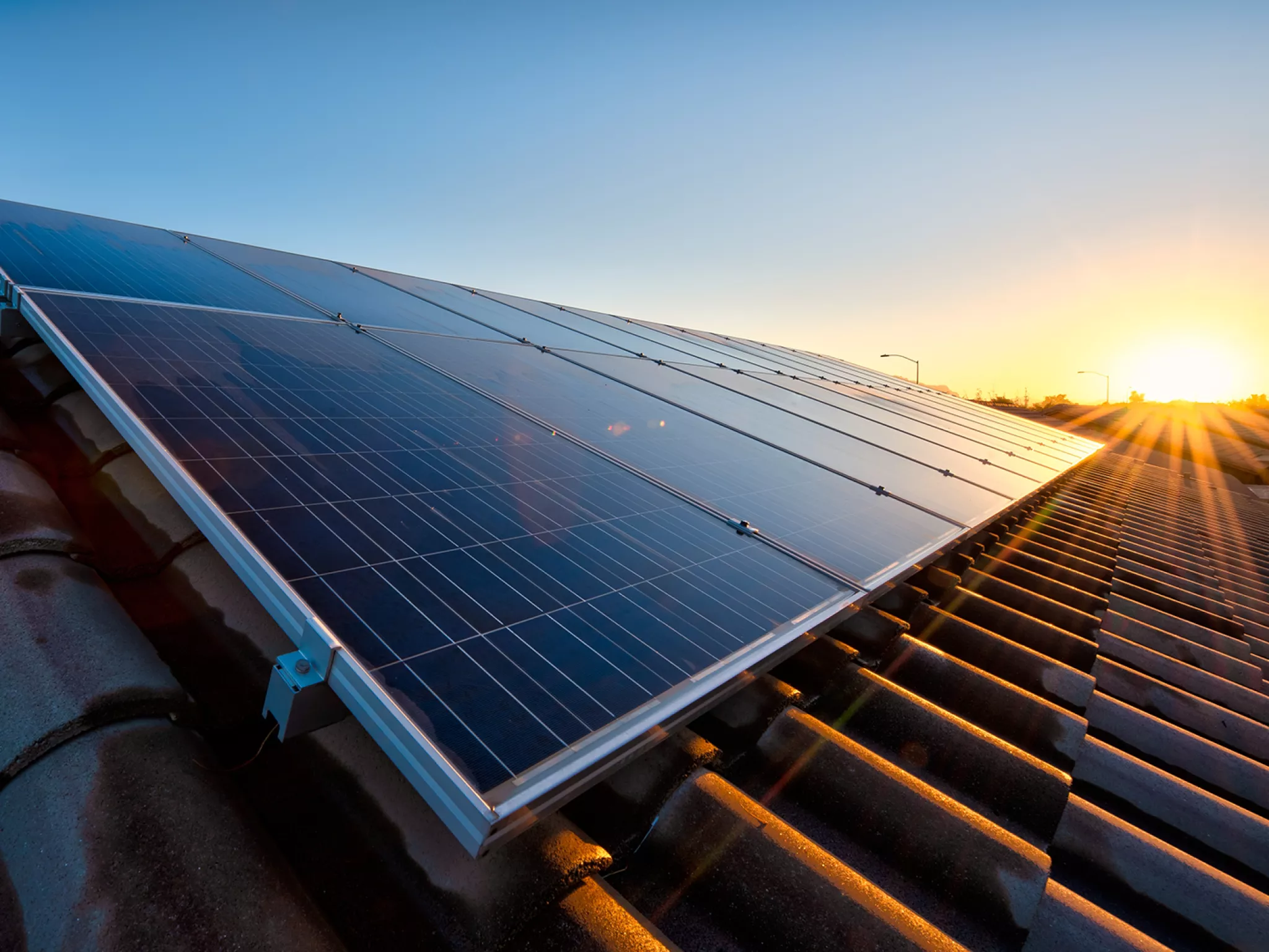 Panneaux solaires photovoltaïque sur un toit Panneaux solaires photovoltaïque sur un toit